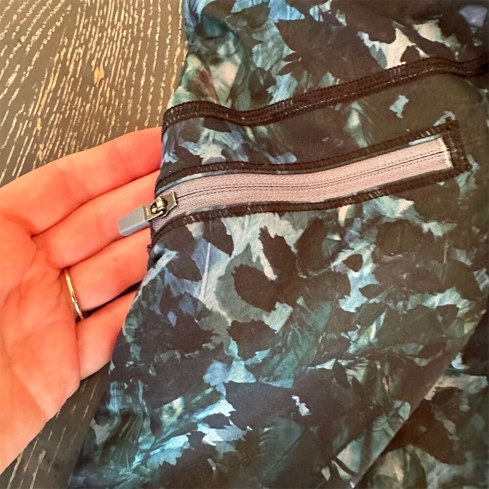 Lululemon Top Speed Crop Leggings Blue Floral Moisture-Wicking Size 6 Women - Picture 3 of 9